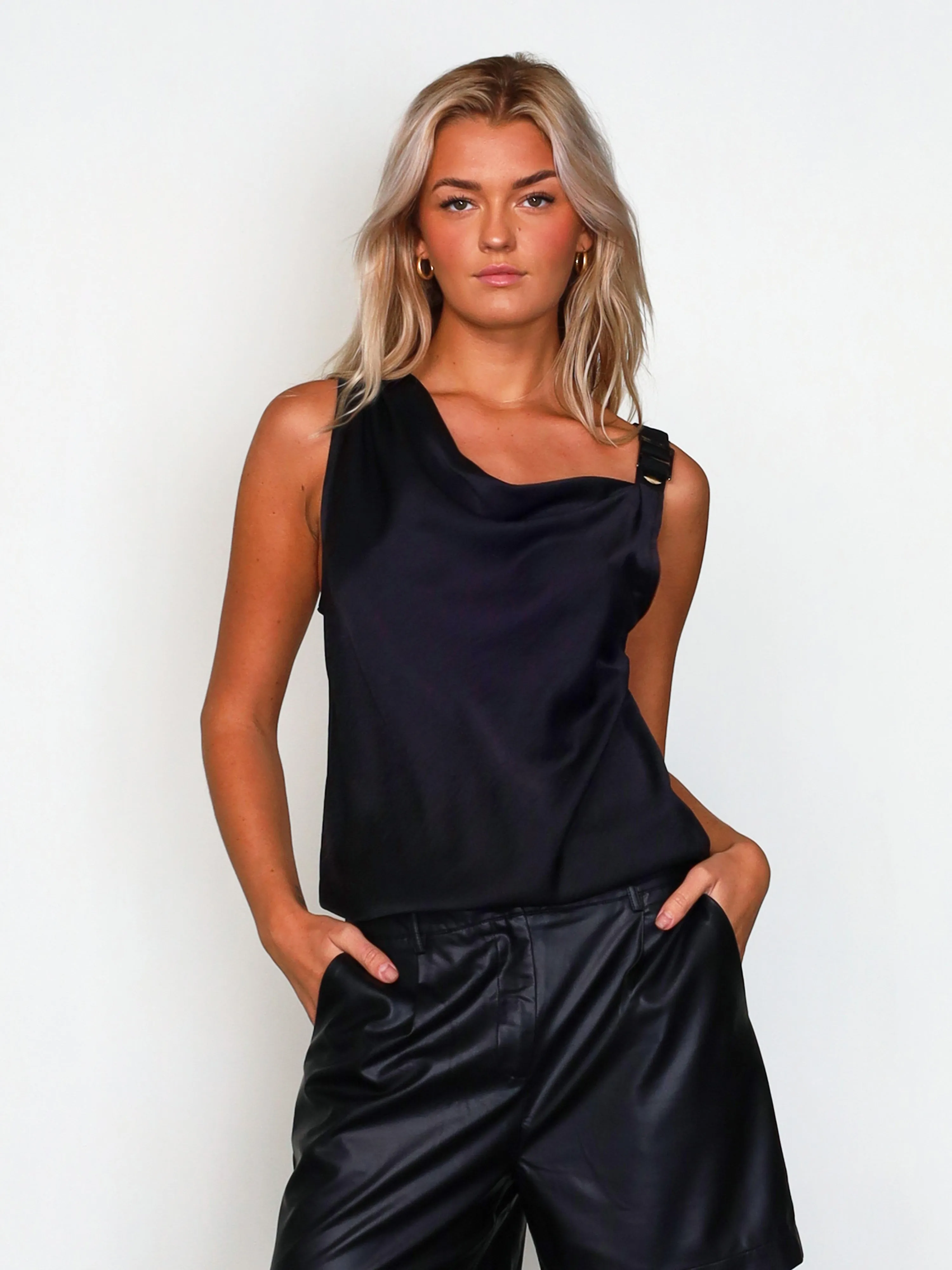 URA top - Black